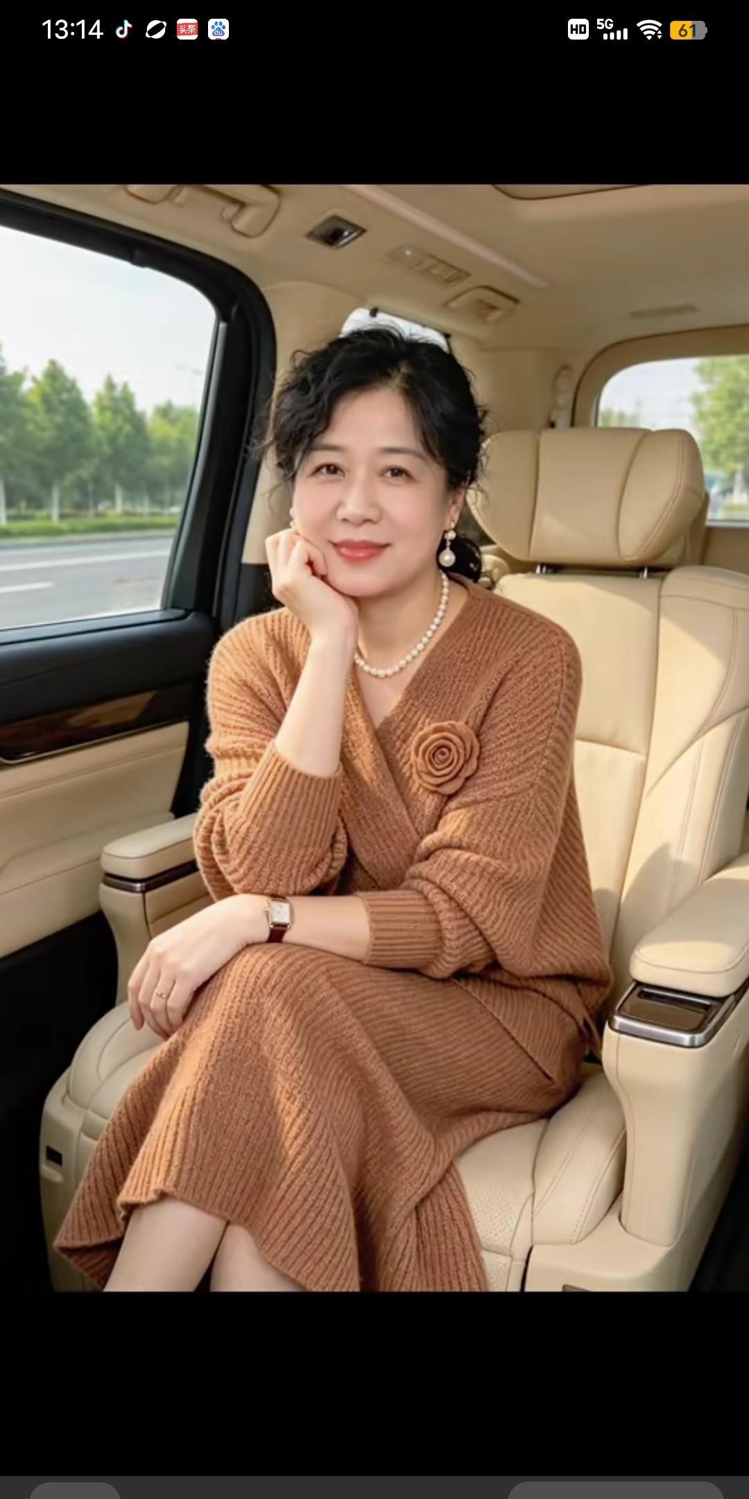 张柏芝今年46岁。2026年6月，她坐在搜狐娱乐的采访镜头前说了一句话，45岁以上是女士最有魅力的时候，她现在正处在自己最享受的阶段。这话搁在别人身上是场面话，搁在她身上，得往回倒11年看。
2015年3月，向华强公开宣布中国星永不录用张柏芝，把她踢出《3D封神榜》剧组。一边是永不录用，一边是最享受