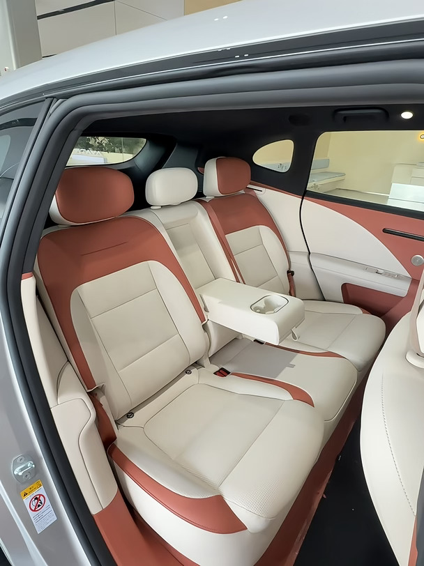 阿维塔07L家用大五座SUV✅
空间宽敞不压抑，放倒座椅变身移动休息舱
全系华为乾崑智驾，自驾出行安全感拉满
HUAWEI SOUND音响，车内听歌氛围感绝了
#阿维塔07L #家用SUV #华为智驾电车