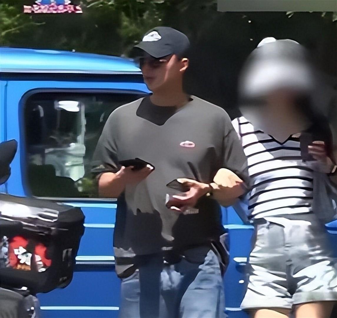 娱记曝叶祖新见女友家长！着装随性表情十分紧张，女友正面照酷似蒋欣 ​