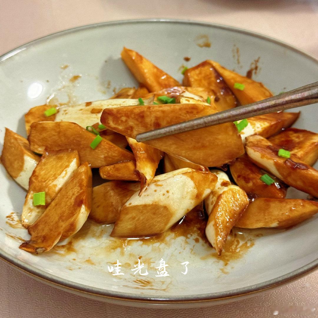广州骑手何范自费为低血糖顾客换大瓶可乐，被平台奖励一年免费骑手餐，顾客也获赠一年可乐，一场暖心的双向奔赴有了圆满结局。  一、暖心举动- 紧急求助：广州翟女士低血糖发作，点外卖时联系骑手何范，希望优先