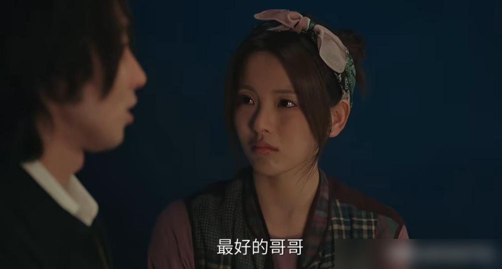 周星驰挂名，黄渤客串，播了3天，集均80万。
蒋龙自导自演的剧版《喜剧之王》，把尹天仇改成卖鱼丸的，柳飘飘变成建筑系返乡青年。故事不讲片场死磕，讲回村搞事业、斗开发商。
主创说磨了五年，换了八组编剧，叫“借壳新生”。
可观众不买账，骂的就是“借壳”。原版讲的是小人物拿命换一个镜头，这版讲的是喜