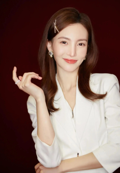 金晨，引发热议！9月7日晚，许久没有消息的金晨突然出来发声了，她坦言现在的自己不想要再拼事业了，更想要谈恋爱，组建家庭。
说实话，看到金晨这番发言，我第一时间就觉得她绝对不是随口说说，以她的行事风格，真的很有可能官宣即落地，前脚公开渴望恋爱成家，后脚就直接官宣喜讯、解锁新身份。
熟悉金晨的都清楚，这