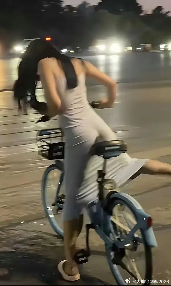 美女急刹车都这样了，要是被追尾了咋办啊？ ​