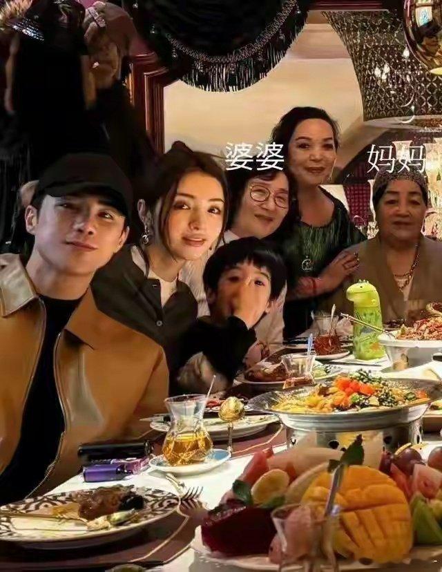 38岁麦迪娜带婆婆回新疆过年，11口人吃烤全羊婆婆切第一刀，网友：这婆媳关系是真实存在的吗 ​