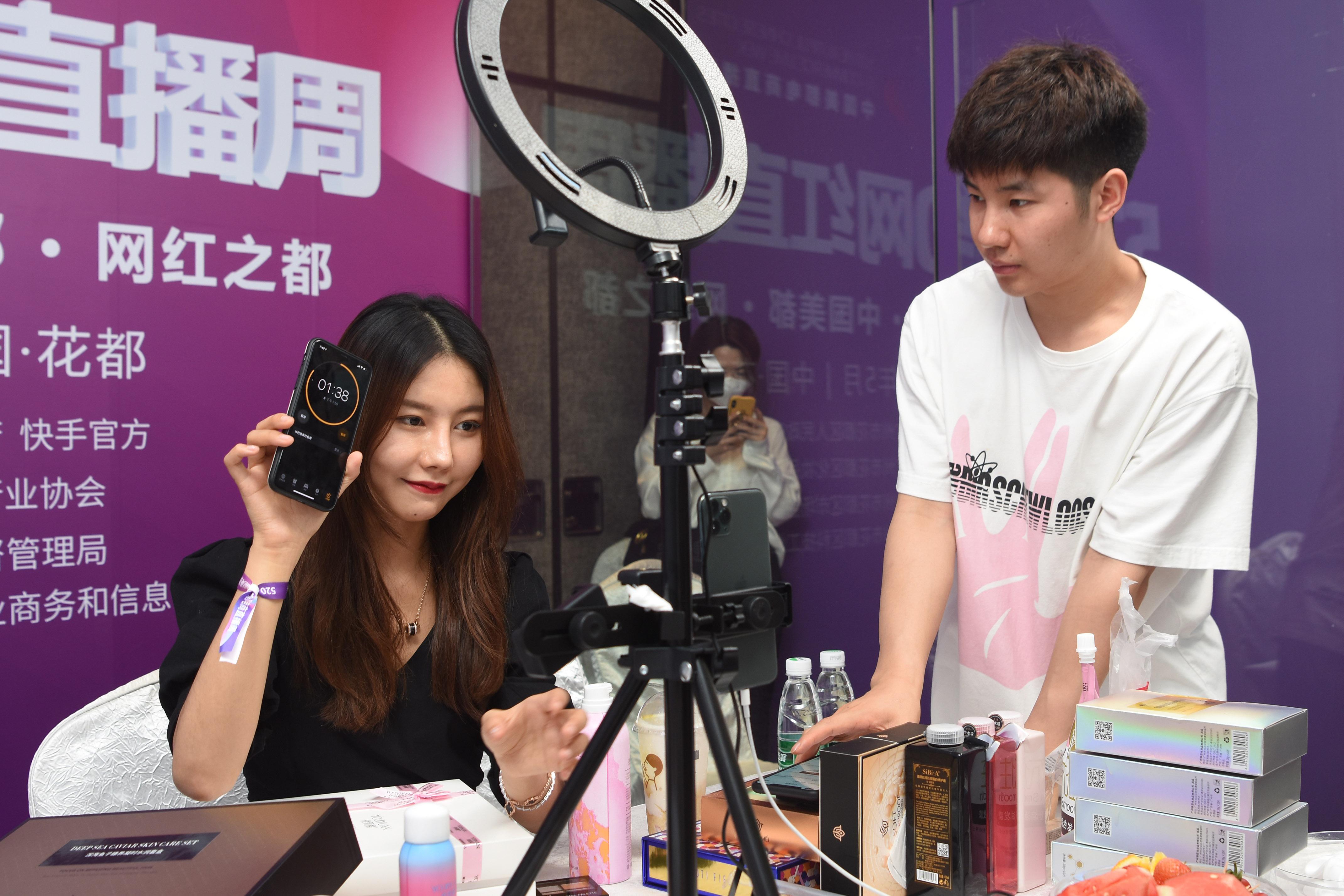 人找货，买你想要；货找人，说服你买下本来不需要的东西。
前面我们说，货架电商是人找货，直播属于货找人。很多人没有留意：货找人这套流量逻辑，天然更容易滋生骗局。
 
人找货的时候，消费者本身就带着购买目标，主