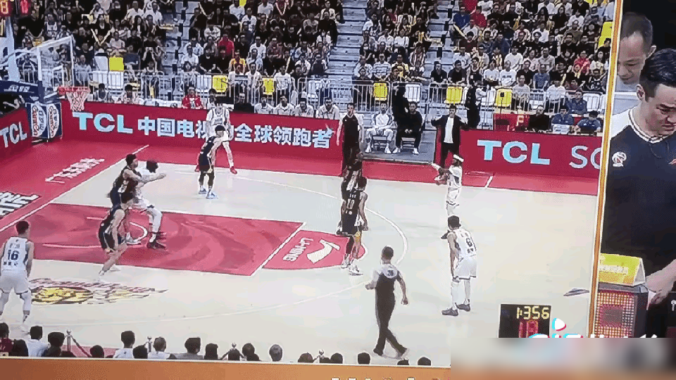 2米32的巨兽，被一个判罚“没收”了关键得分。 CBA，宁波外援法尔...