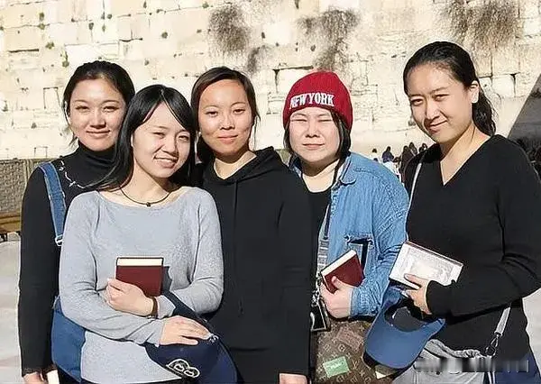 中东变局以色列的暗流涌动河南移民在想什么？

中东地区日渐形成抱团自保的区域性防务联盟，所谓中东北约的雏形悄然浮现，整个西亚的地缘天平正在发生倾斜。美国在和伊朗的博弈里处处被动，军事威慑力大不如前，霸权衰退的现实摆在全世界面前，而以色列，成了最先扛不住压力的一方。

以色列长久以来靠着美国的全方位扶