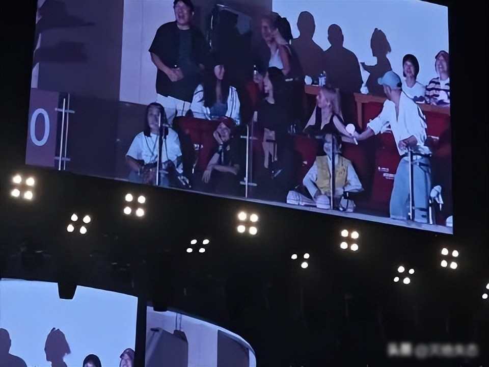 58岁那英北京开唱，半个娱乐圈到场，看懂娱乐圈真实人情世故