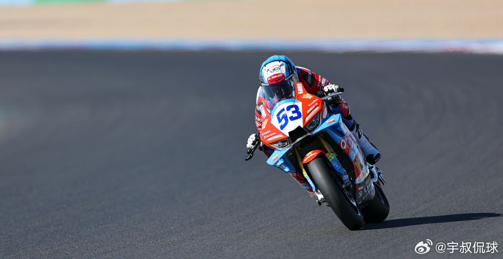 杆位发车遇波折！张雪机车德比斯逆境冲上季军领奖台
WSBK法国站WorldSSP首回合正赛落下帷幕，德比斯手握杆位起步，开局阶段位次大幅下滑，一度落到第九位。面对赛道缠斗与赛车小损伤，他稳住心态持续超车，后半程不断追近第一集团，最终拿下季军。国产机车再登国际赛事领奖台，队友卡里卡苏洛收获第五 ​