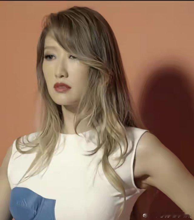 这是谢霆锋妹妹谢婷婷早年做模特时的一组照片，狄波拉曾公开说，没把谢婷婷生的很漂亮，其实谢婷婷长的还是很有气质和韵味的。 ​