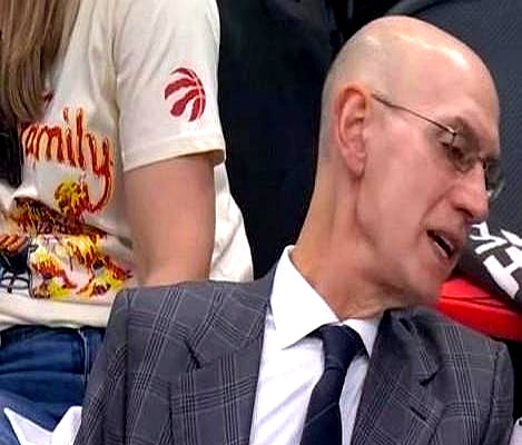 NBA总裁肖华亲临现场，多伦多猛龙主场的哨子就有点意思了。    整场...
