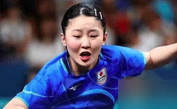张本美和又被打哭了，三次碰上王曼昱，一次比一次输得惨。
女团决赛2比3，女单半决赛1比4，女双决赛直接0比4，首局还被剃了个0比11。日本媒体赛前吹她是“打破国乒垄断的希望”，结果四块金牌冲下来，就捞着两块银的。
赛后小姑娘红着眼圈说“真想拿一块金牌”，又说“完败，实力差得远”。她爸张本宇更惨，