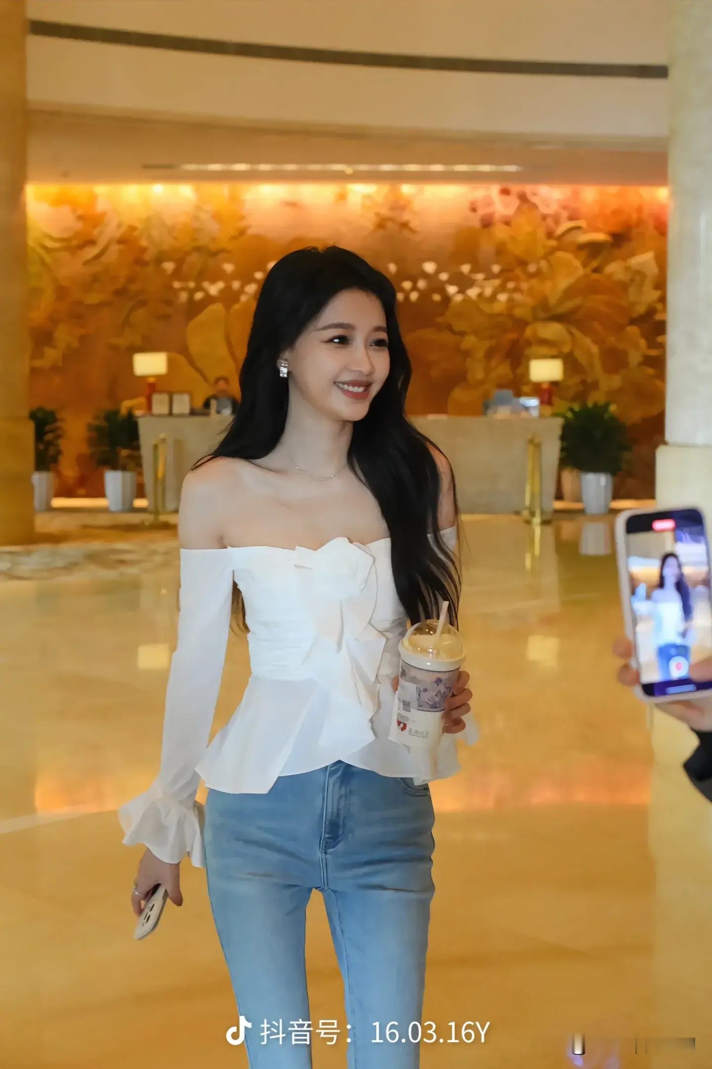 孙怡离婚后是怎样称呼前任家人的? 孙怡这波操作真的把“体面”玩明白了。
之前在《再见爱人》里被问到离婚后怎么称呼前公公婆婆，她直接说该叫爸妈就叫爸妈，前家里的舅妈、姨也照旧喊，完全没半点别扭。她也说了根本不是想和前夫复合，俩人中间连着孩子，本来就断不了来往，动动嘴皮子就能让长辈舒心，也不让孩子夹