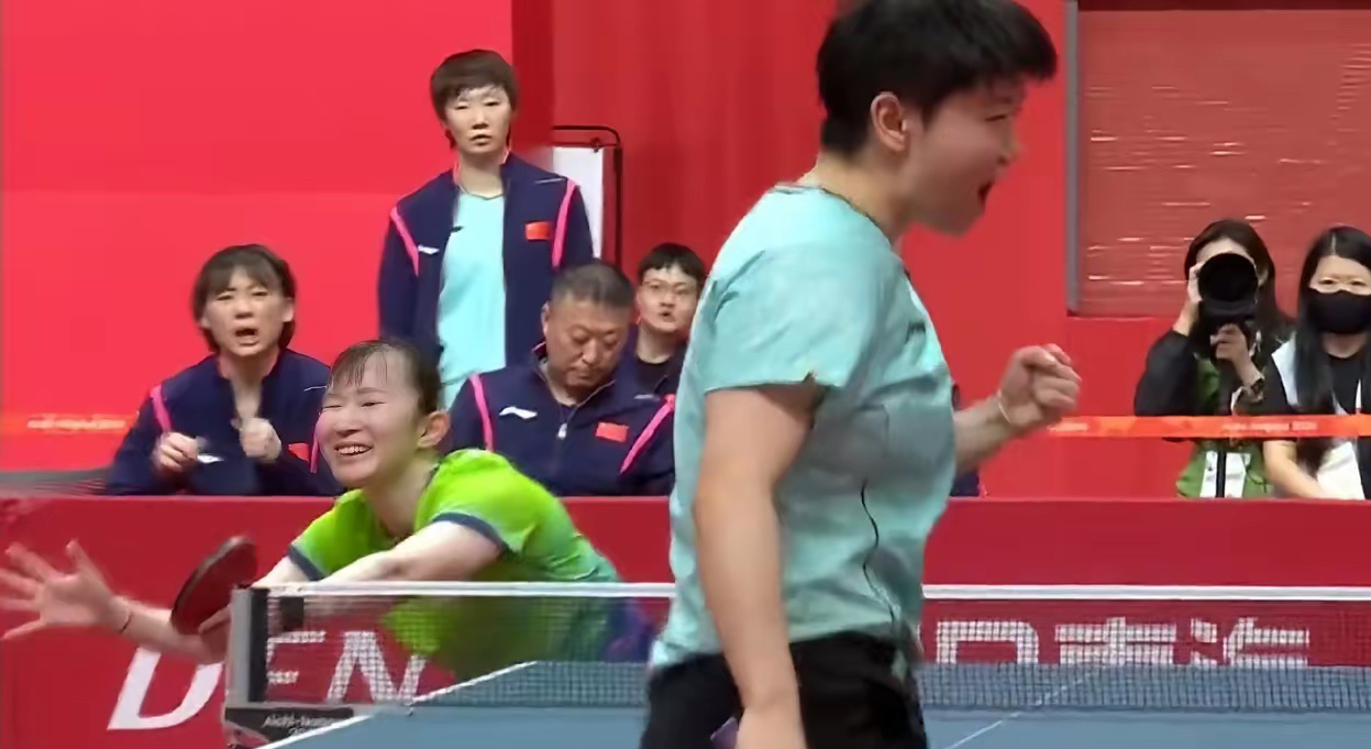 亚运会乒乓球女团决赛，国乒对阵日乒的焦点首盘对决落下帷幕，孙颖莎迎战早田希娜，最终以3:1的比分拿下胜利，四局具体比分：11-4、11-6、8-11、11-7。

整场比赛节奏清晰，孙颖莎开局状态火热，稳稳拿下前两局。背水一战的早田希娜及时调整战术，积极搏杀，成功扳回一局，展现出极强的韧性。关键第四