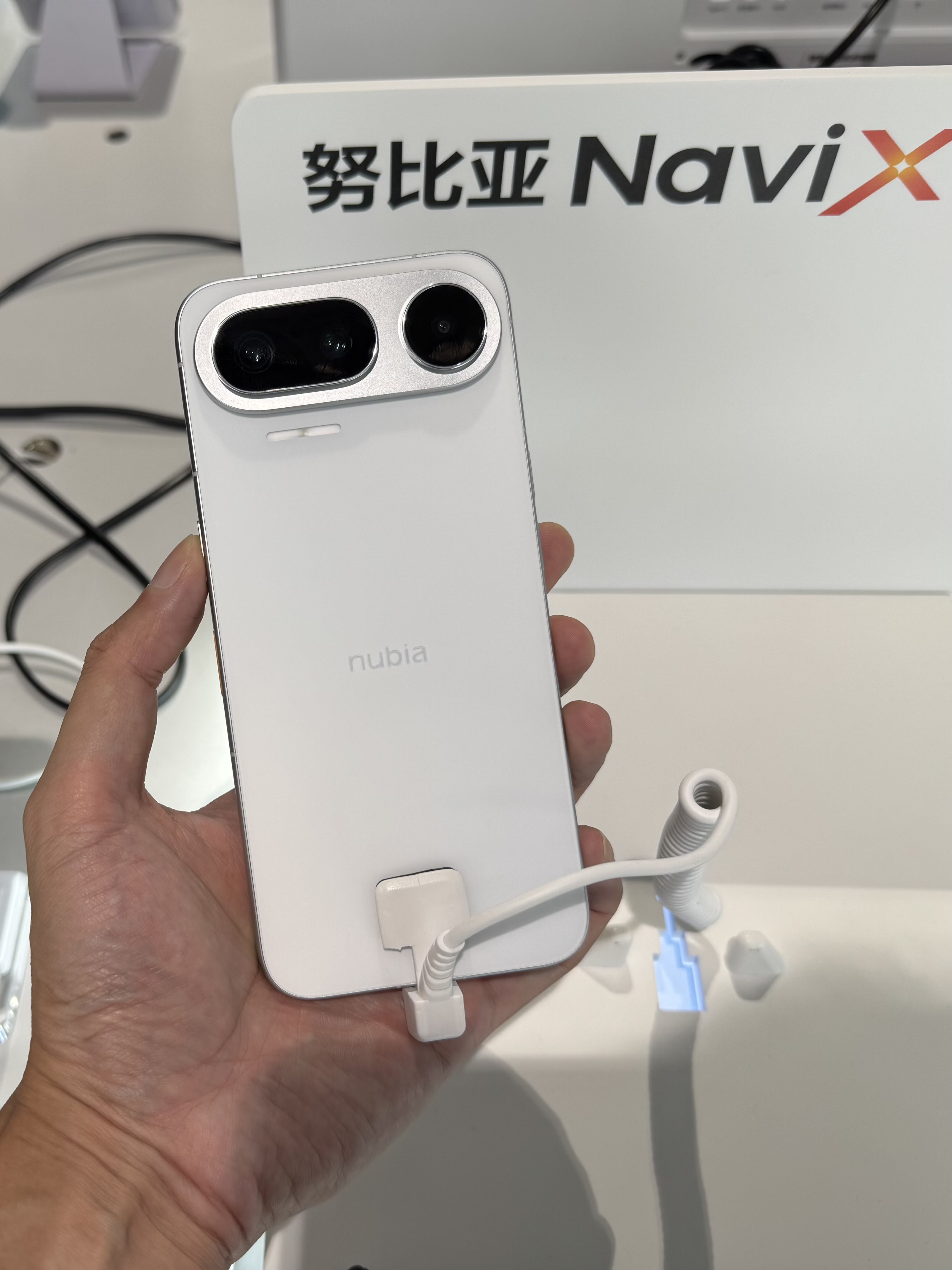 在京东Mall看到了努比亚NaviX Ultra真机，后面镜头凸起挺多，很奇怪的是现场三台机器都设了锁屏密码，无法体验具体功能。这AI手机有何神秘吗？

大家会专门选择AI手机吗？