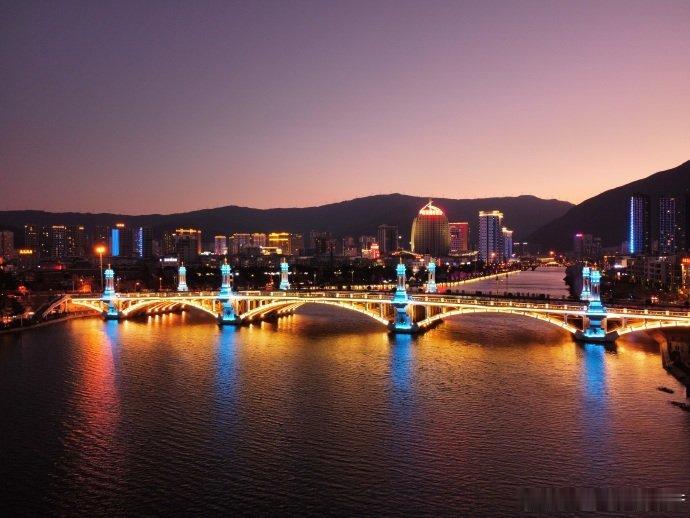 大理夜景 | 无人机航拍   via: 大理文旅发布厅#云南旅行# ​