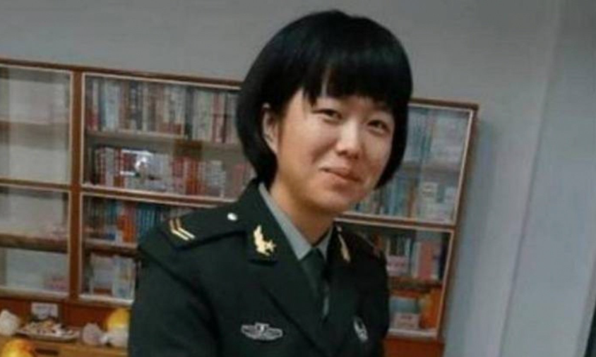 2019年，云南丽江的退伍通讯兵唐雪，为了自保，将身高1米9的大汉杀害，当被以故意杀人罪抓捕时，她委屈道：“一个歹徒拿刀上我家，并且扬言要杀我，一个弱女子怎么做才属于正当防卫呢？”



2019年2月8日大年初四深夜十一点多，曾当过通讯兵、身高一米七的25岁唐雪，退伍后在丽江做蛋糕烘焙，正搭乘朋友
