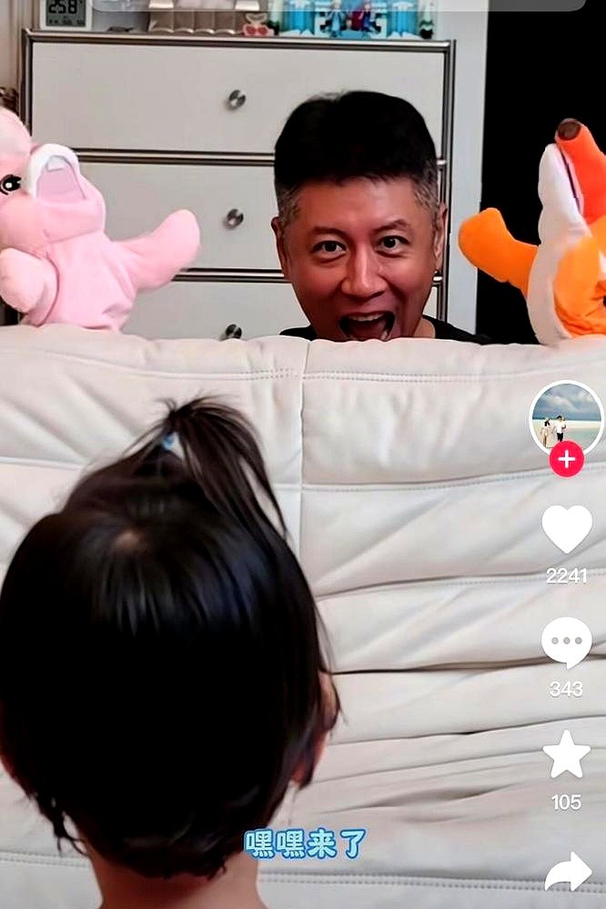 拿着二胎B超单，他当众抹泪，直接撂下狠话：以后拍戏离家绝不超三天。

结婚纪念日这天，任重直接甩出算式“1+1=4”。三岁闺女的脸头一回亮在大众眼前，41岁的孙骁骁肚子里又揣上了一个。

之前满天飞的隐婚瓜彻底结了果。两人干脆扎根重庆过日子，孙骁骁递上一张手写信，字里行间全是对男方和婆家人的感恩。