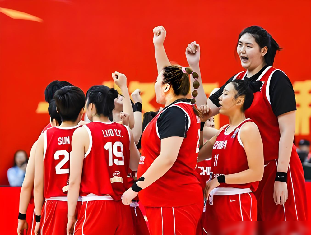 中国女篮的根，烂在了看不见的地方，骂王思雨、杨舒予根本没用。
2022年，篮协自己查出来，骨龄作假的多达23起，这还只是冰山一角。
基层选人，只看身高，不管你球商多高，技术多好，没用，全刷掉。到了省队，练的还是老一套，机械重复，没对抗，一上强度命中率直接掉到38%，连战术都跑不明白。
更别提体