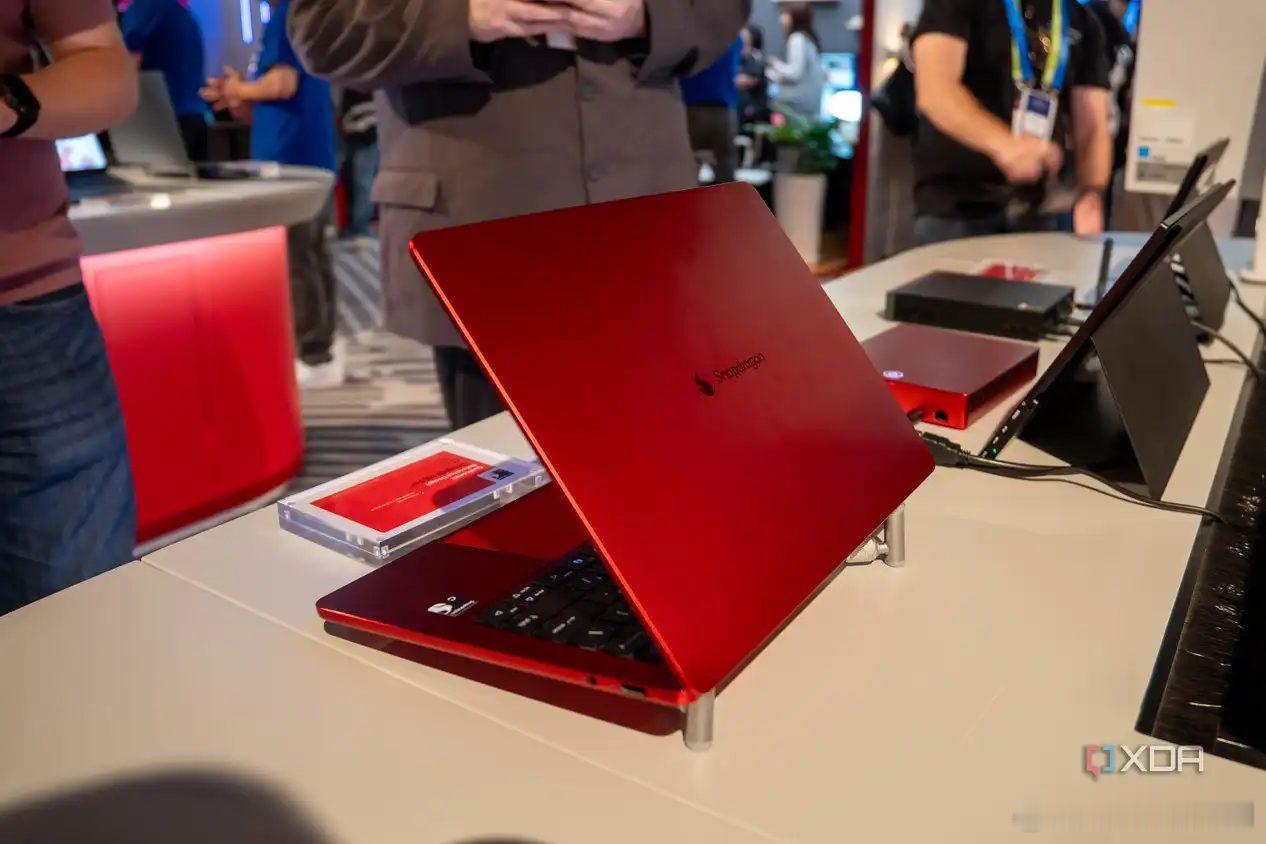 高通 这次想用一颗芯片把 AI PC 打到 300 美元。Snapdragon C 八核 Kryo 3GHz，比同价位 Intel N250 快 67%、能效翻倍；宏碁华硕惠普联想都准备上。不过话说回来，8GB 内存是硬伤，Windows 11 都嫌不够。便宜轻薄本真能打吗？#微博视频号迎新计划##船长来了AI##船长来了AI[超话]# ​