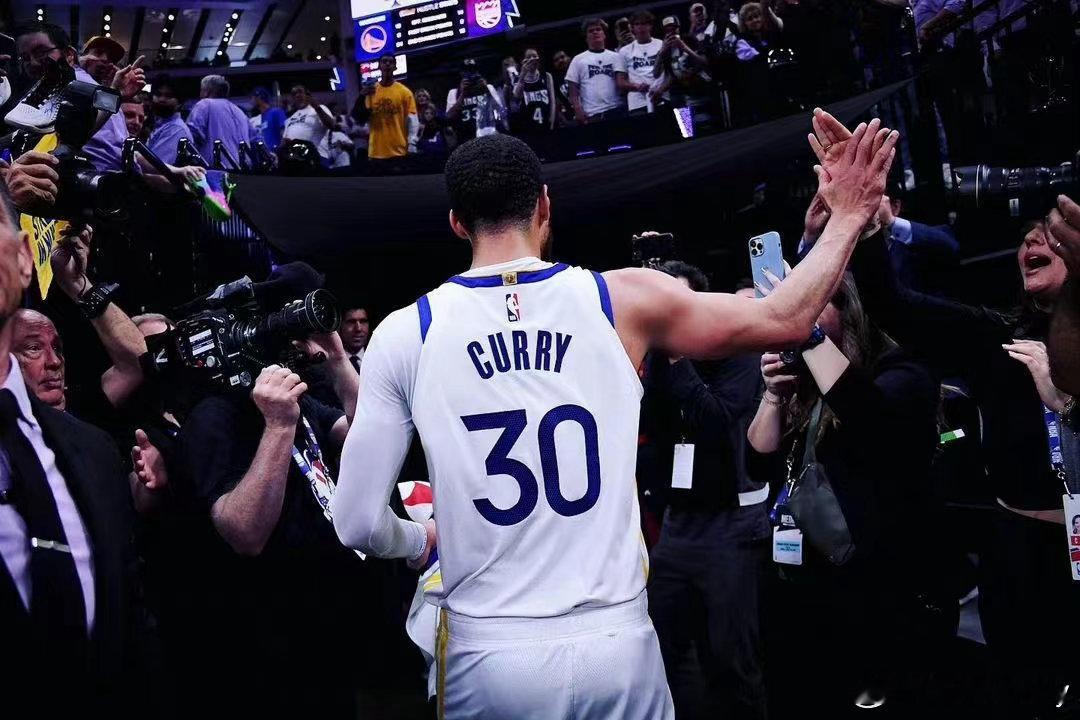 #金州勇士[超话]##2026库里中国行##我要见库里#
Curry，谢谢你。谢谢你让全世界看到，一个身高并不出众、身体天赋不算顶级的球员，一样可以用日复一日的训练和与生俱来的自信，改写篮球这项运动的规则。你教会我的从来不只是投篮——是面对质疑时依然坚持做自己，是相信日复一日的努力终会被看见。从戴 ​