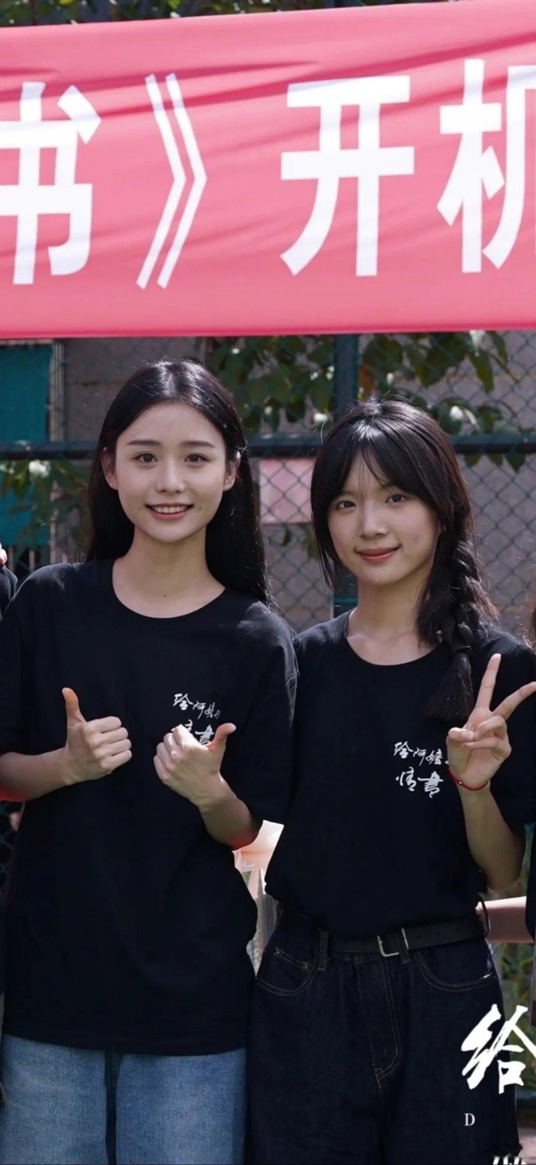 李思潼、王晓慧同框对比，到底谁更好看？网上争议很大，难道长相普通就等于有气质吗？ ​