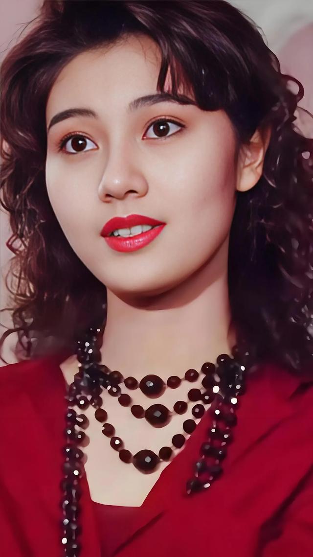 九十年代，大刘的后宫团里，李嘉欣是公认的战斗力天花板。蔡少芬把姐妹洪欣介绍进来，直接点燃了李嘉欣的火药桶，那段录音骂她是“蠢女人”，流传到现在。
 
当年18岁的李嘉欣拿下港姐冠军，惊艳全港，很快走入大刘的视线，两人之间长达十几年分分合合的纠葛，在港圈几乎无人不知。李嘉欣不是一味柔弱依附的性格，心思