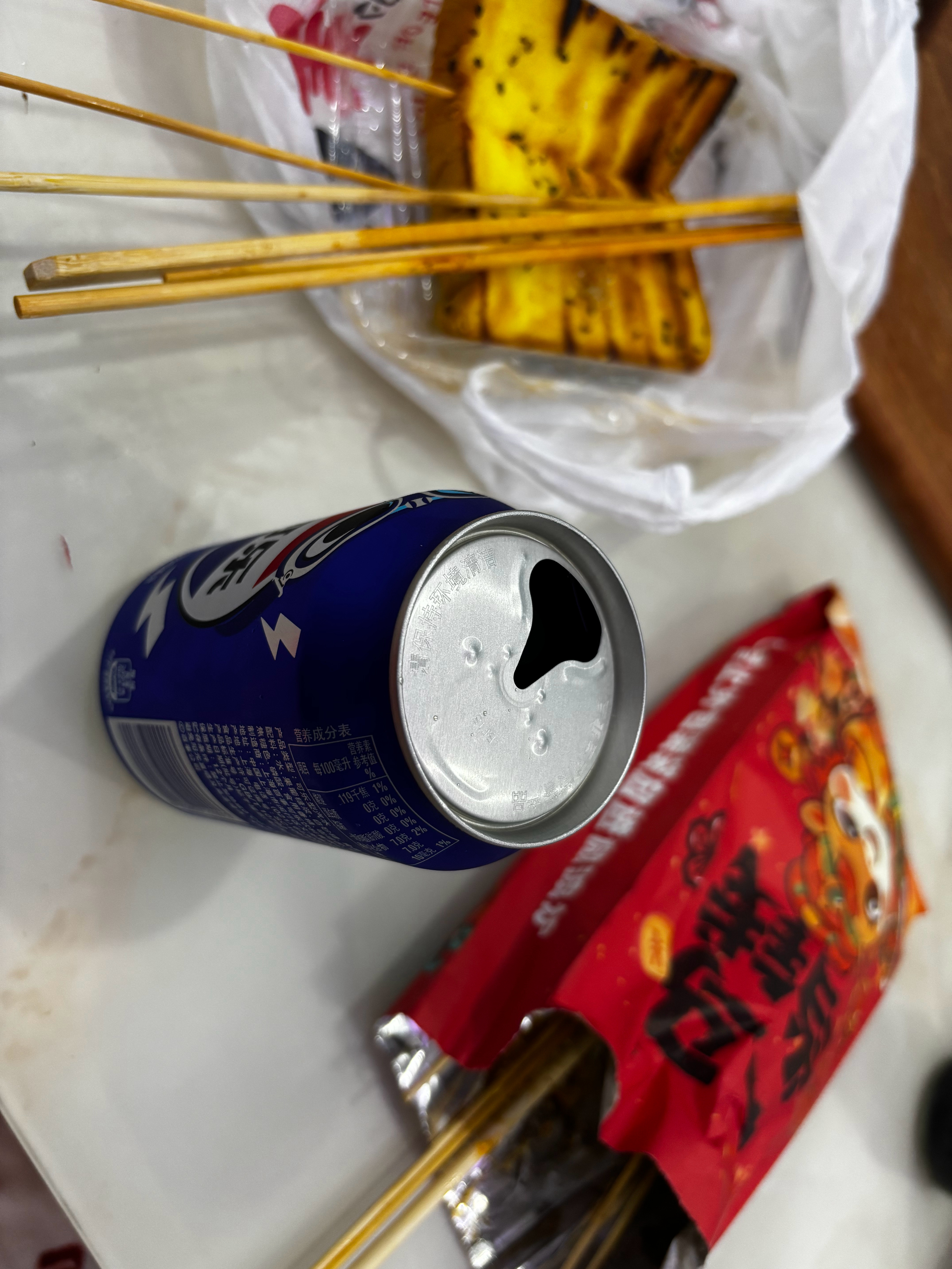 半夜饿了，点了一丢丢烧烤，但是喝这瓶可乐，真是豁出去了[泪奔] ​​​