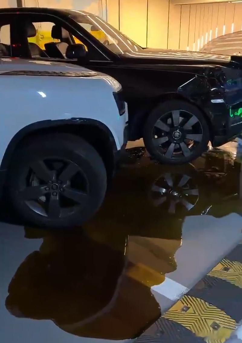 杭州地下车库路虎撞上劳斯莱斯库里南，再推着撞墙漏一地机油，修车预估快200万，人系安全带没受伤算是万幸😮
快科技9月14日消息，9月13日杭州一地下车库出事：韩安冉和助理坐库里南，被一辆路虎撞击后车辆失控，助理踩死刹车仍没停住，直接撞墙。车头损毁严重，车底机油持续渗漏；慌乱中助理还想二次 ​