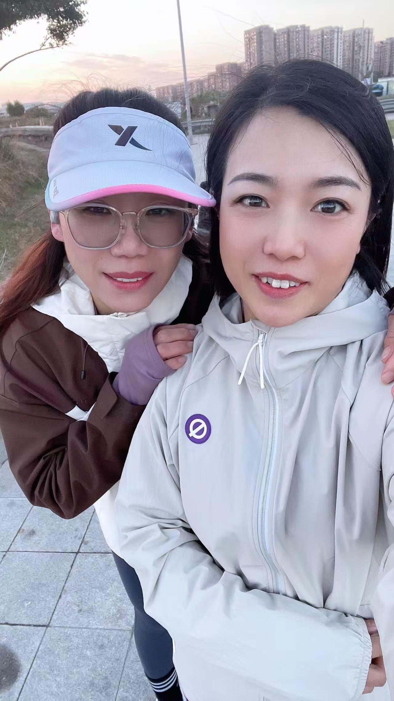 晨跑打卡🌞🌞🌞断崖式降温真的扛不住呀，今天的风就像后娘的手，呼呼...