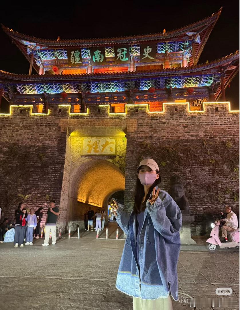 #张婧仪[超话]##张婧仪比亚迪秦max代言人# 
大树会拥抱每个抬起头的人​