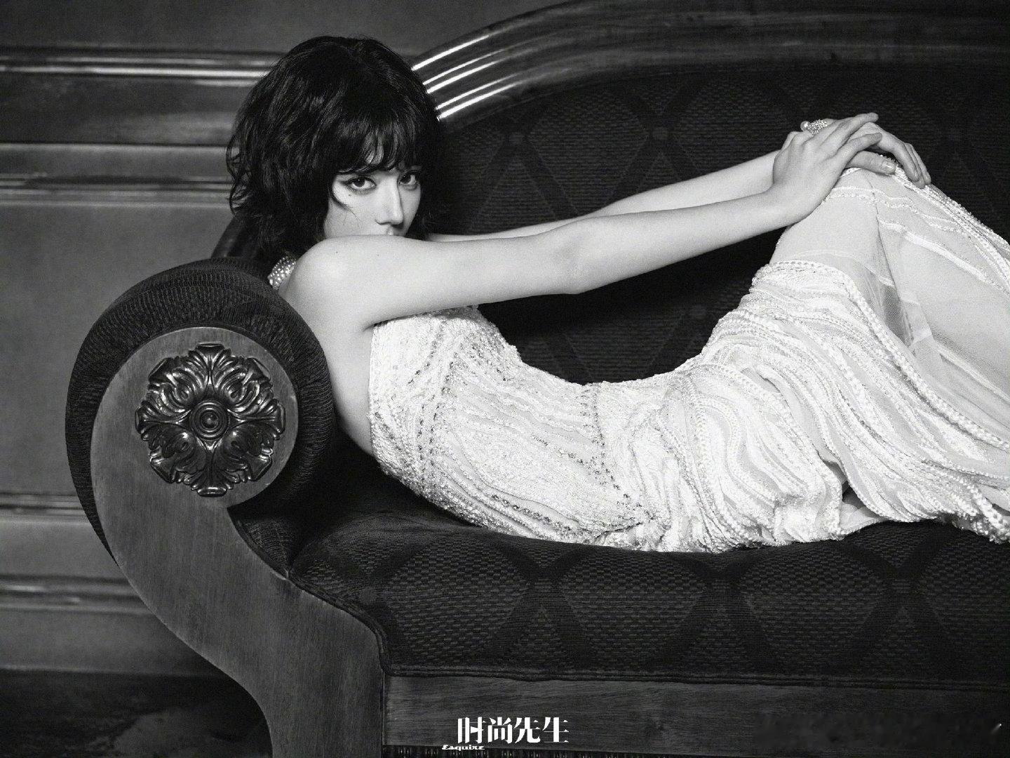 #王亚飞给迪丽热巴杂志化的妆#
最新《时尚先生》30周年封面，黑白大片雾色轻漫，王亚飞把热巴骨相修得没话说。今年两人已经合作5本杂志封了，从绿色睫毛到CCD复古感，风格一直在试。 ​