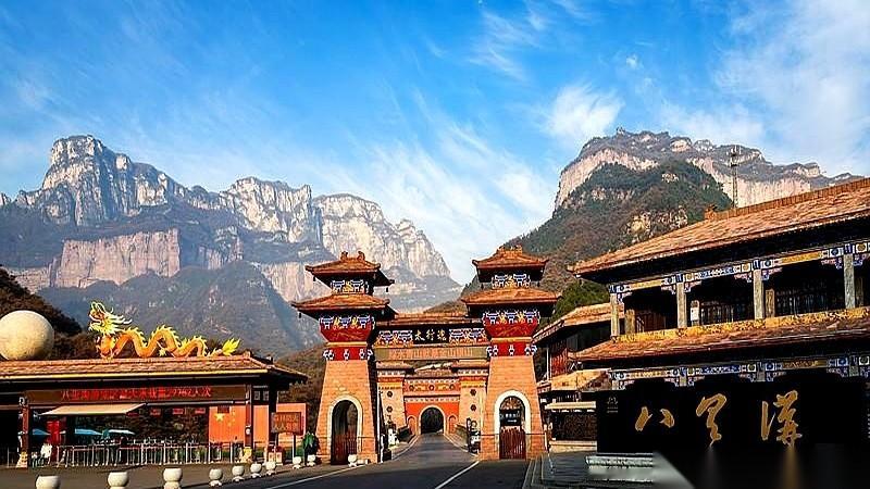 在新乡，要掂量一个派出所的分量，别去数它的办公楼有几层。你得看晚上十点夜市摊上的空啤酒瓶，看城中村里挨挨挤挤的自建房，看地图上连绵不断的城郊村落。
据公开信息盘点，新乡有四个派出所，堪称辖区治理的“四大抗压王”。它们面对的，是四种完全不同的硬核战场。
先看红旗分局洪门派出所。三十多平方公里的地盘，装
