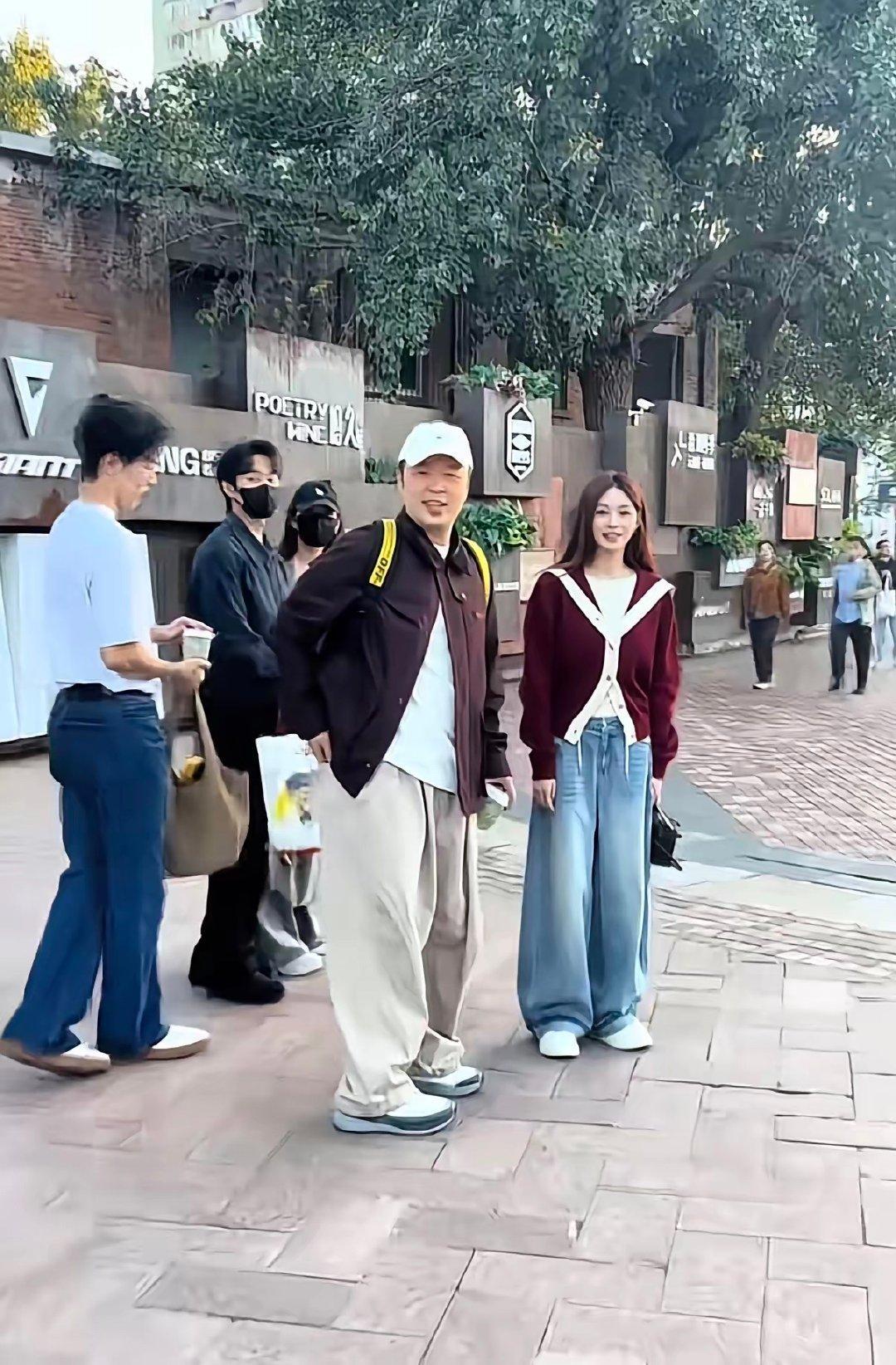网友在北京偶遇杜海涛和沈梦辰！沈梦辰真的是一眼看过去的大美女，脸好小好精致，看起来就很甜，两个人被喊住一脸懵，问是不是需要拍照，粉丝说不拍了，沈梦辰大大咧咧跑过来说拍，性格跟谢娜一样活泼！他两感情还挺好的，尽管当初不太被人看好 ​
