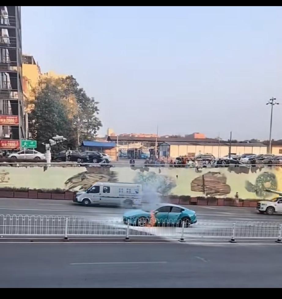 新能源电动车又又起火爆炸了，如今路上的电动车越来越多，随着电池的使用时长增加，后续的起火概率只会持续攀升。有人可能会说自己平日里根本没见过电动车起火，说实话，等你亲眼撞见这类事故的时候，说明它的发生概率已经相当高了。
前几年电动车起火爆炸的案例还十分少见，可如今电动车的保有量越来越高，电动车起火概率
