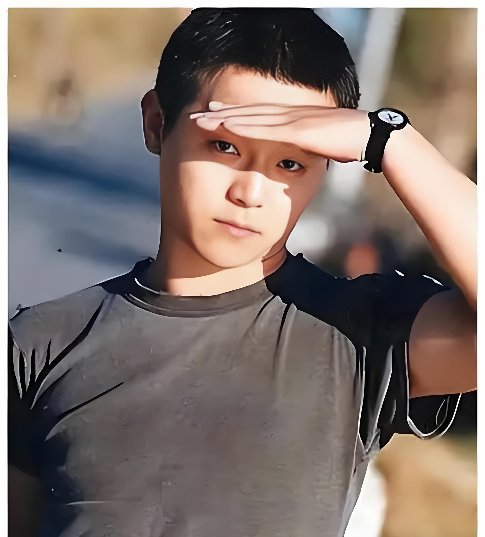 真正的音乐人-窦唯
 窦唯，1969年生于北京，出身民乐家庭，自幼习得笛子功底，骨子里兼具传统音律底蕴与先锋音乐天赋。
 青年时期的窦唯深耕摇滚领域，十九岁加入黑豹乐队，担任主唱并主导创作。凭借《无地自容》《Don’t Break My Heart》等经典曲目，引领华语摇滚风潮，红遍大江南北。事业鼎