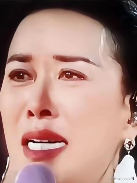  临时加唱送别老友，谁读懂那英成都演唱会背后的意难平？

成都这场，那英是真没按剧本走。

唱到一半，嗓子有点发颤，流程也不往下走了，对着几万号人憋出一句：“今早接到个噩耗。”

不是哪首歌要上了，是欢哥走了。

刘欢跟她啥关系？谷建芬班里出来的老同门，九几年就同台，后来好声音导师席上又坐一块儿。三