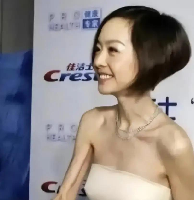 2008年，骨瘦如柴的鲁豫去李连杰家里吃饭，李连杰说：“听说你每天只吃20粒米饭，晚上饿了就喝水是吗？”
 
鲁豫放下筷子，笑了笑。“你也信这个？”她夹起一小块清蒸鱼，“我吃鱼，也吃肉，就是吃得少。”
 
李连杰给她添了点青菜。“看你瘦的，怕你在我家吃不饱。”
 
“饱了。”鲁豫慢慢嚼着，“我习惯了