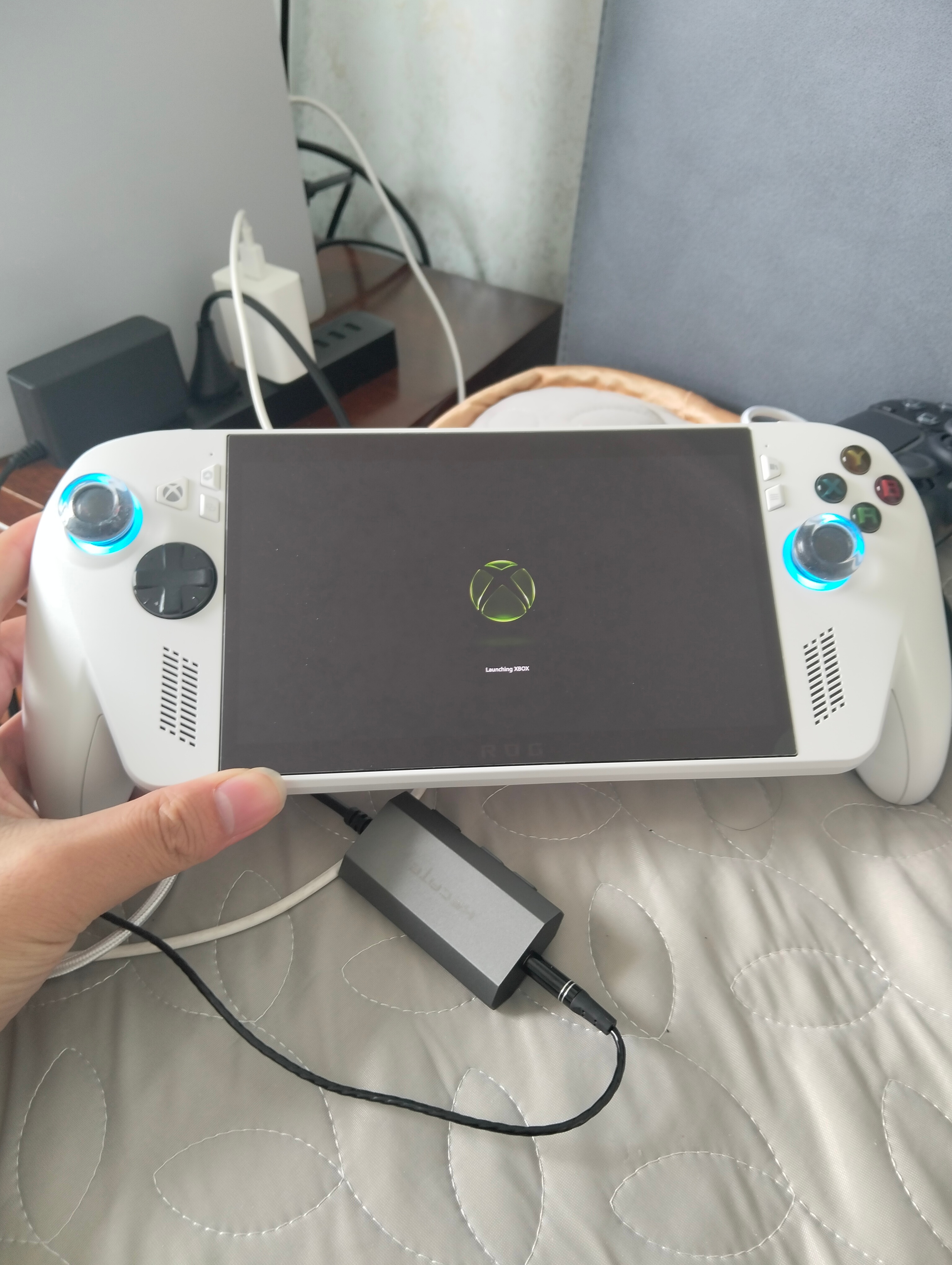 PC也是XBOX，所以我把XSX主机卖掉了。让微软把XBOX系统转移到PC之中，不然四个平台玩不过来。
这样就可以拥有PC强大的性能和XBOX强大的游戏库，还有XGP，STEAM。最佳形态。

况且我还有XBOX ROG掌机，有时间可以玩一玩，三个平台就够了。看来NS2是没有机会买了。
目前还是主玩PS5，XBOX。优先索尼一点 ​