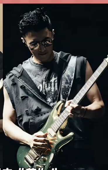 谢霆锋是彻底看清王菲了还是不装了啊！
谢霆锋长沙演唱会彻彻底底去掉王菲了，以前衣服上，裤子全是蝴蝶，玉蝴蝶，现在去菲化了，也完全看不到王菲的影子了。
就连舞台背景选曲里，过去刻意藏的小细节也全换成了自己钟爱的机车元素和经典摇滚曲目。

采访时被问及相关话题，他也只是淡然笑说现在只想专注把每首歌唱好，