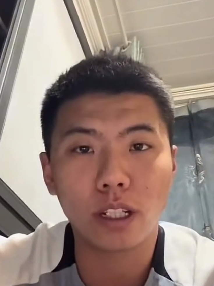 周潇，刚刚加盟中国足球小将教练团队，就告诫球员家长——孩子踏上职业足球道路之后，