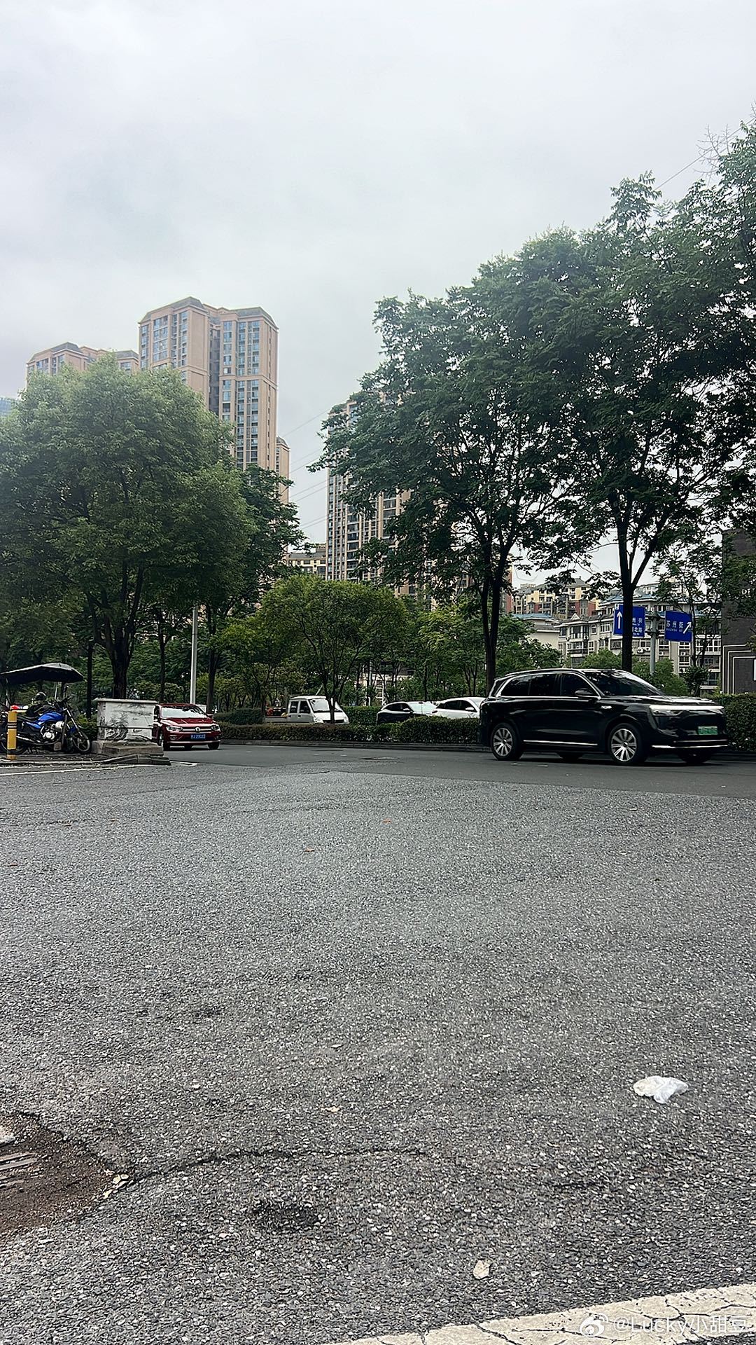 蹲马路边发呆。。。  ​​​