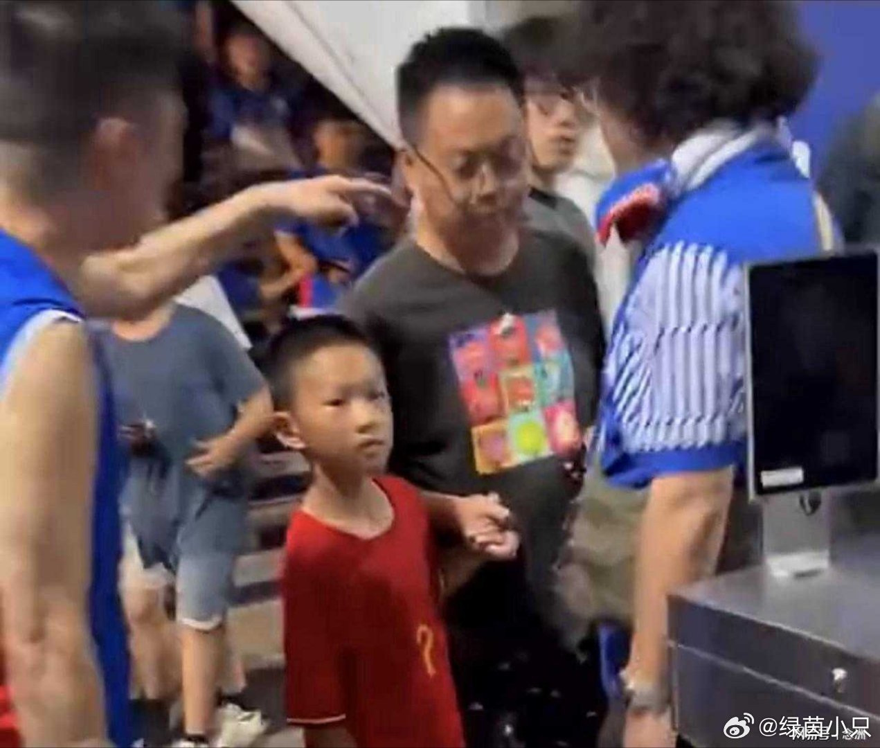 央媒发声痛批！极端球迷朝孩童发泄戾气，别毁掉中国足球成长土壤8月18日...