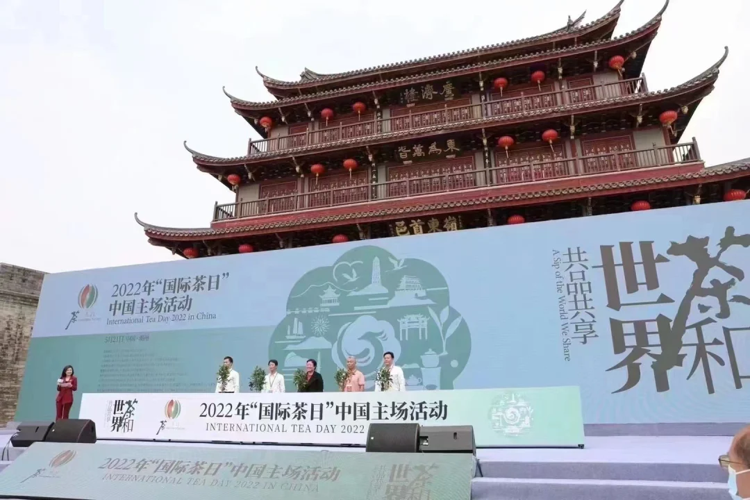 今天的牌坊街，热闹非凡