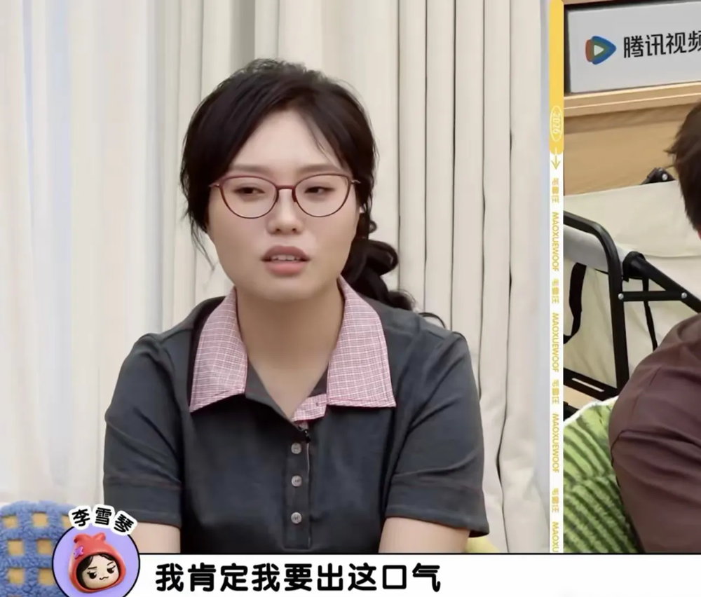 李雪琴憋了多年的那口气，最后只换来对方伸过来的一只手。
你想想那个场面：一个刚跨界进娱乐圈的新人，被经纪人当面放话要出气。那时候她什么都不是，没作品没靠山，只能在心里把这笔账记下。后来她真的红了，综艺一档接一档，《毛雪汪》常驻、《你好星期六》露脸、央视节目也上了，连杨幂生日都特意回她一句走，去泥潭