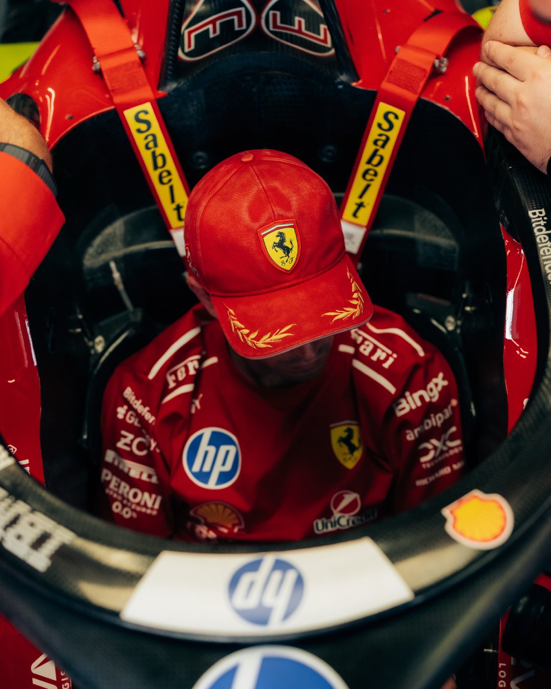 坐进车里第一件事：

记得绑好安全带💡

#法拉利F1车队[超话]##F1[超话]# ​