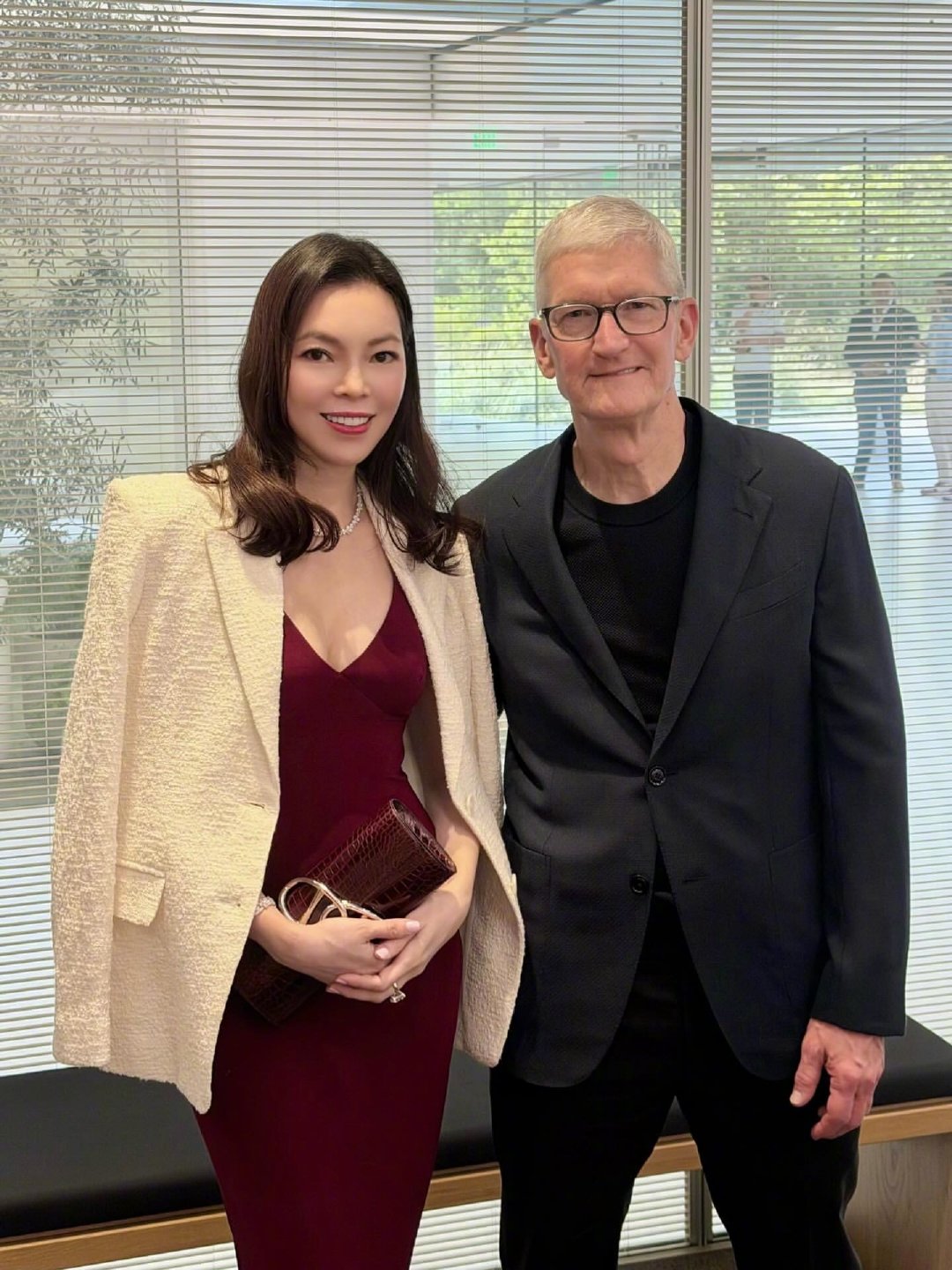 郭台铭妻子曾馨莹分享自己和丈夫现身加州出席Tim Cook在Apple Park的离职晚宴。感觉没太受台媒爆料的八卦绯闻影响。台媒爆76岁的郭台铭与一位谢姓女子通过打高尔夫球认识，已经低调交往一年。[偷笑][笑而不语]#苹果新CEO首要任务# ​