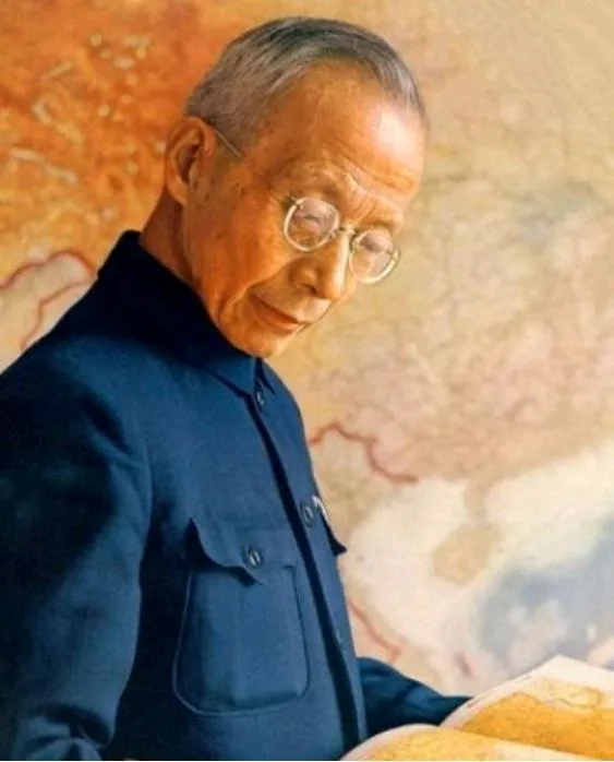 1905年，竺可桢考上中学，和胡适是同学。一天，胡适当众挖苦竺可桢：小矮子 ，我看你活不过20岁！没想到竺可桢22岁又遇到胡适，胡适还嘴硬：你活不过60岁，你要是活到60，我在你寿宴上给你磕三个响头。

1905年秋，15岁的竺可桢从浙江绍兴东关镇的毓菁学堂毕业，只身远赴上海，考入当地知名的澄衷蒙学