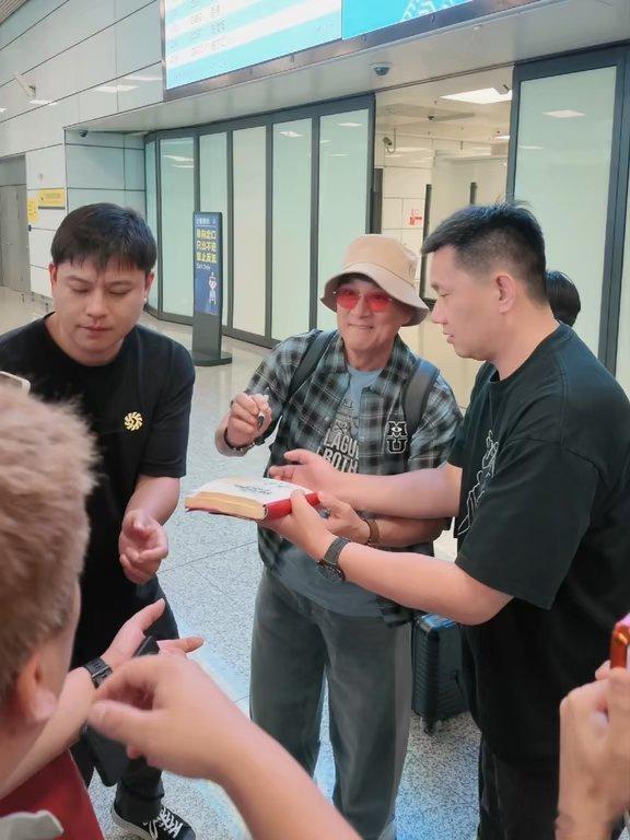 这身穿搭真好看啊，在美颜加持下有一丝千禧前的风味了

周华健抵达郑州  周华健郑州演唱会  本周末现场见… 戳我查看完整笔记>> ​