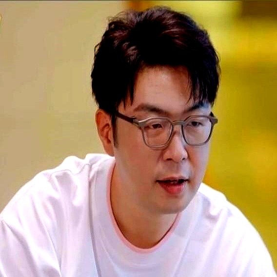 两个大男人在镜头前抱头痛哭，眼泪根本刹不住。

李维嘉死死搂着杜海涛。就在刚才，他把海涛当年吓得躲在厕所里哆嗦着背台词的糗事全抖落出来。一转眼十几年过去了。

当年那个跟在屁股后面连话都不敢说的新人，现在早就能自己扛事。维嘉搞不明白的那些复杂数码产品，海涛二话不说，直接上手全给张罗利索。看着眼前这个